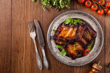 Kızarmış pirzola, eski bir tabakta servis edilir. Üst görünüm.