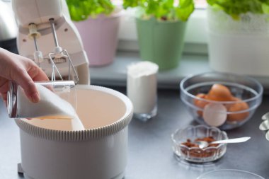 Pasta yapıyorum. Sonraki aşamalar, sonraki aşamalar. Şeker ekliyoruz..