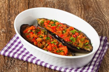 Patlıcan dolması. Ahşap arka plan. Ön görünüm.