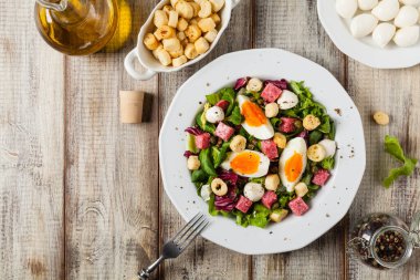 Salamlı İtalyan salatası, yumurta, crostini ve mozzarella. Üst görünüm.