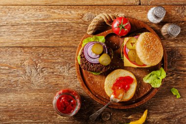 Ev yapımı, peynirli ve sebzeli sığır burger. Üst görünüm.