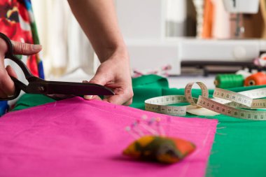 Dikiş atölyesi. Dikiş battaniyesini hazırlıyorum. Materyali kesiyorum. Dikiş dikmek için kesik desen.