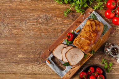 Kavrulmuş sığır filetosu ve boşluklar. Üst görünüm.