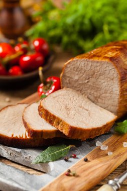 Kavrulmuş sığır filetosu ve boşluklar. Ön görünüm.