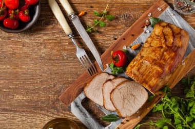 Kavrulmuş sığır filetosu ve boşluklar. Üst görünüm.