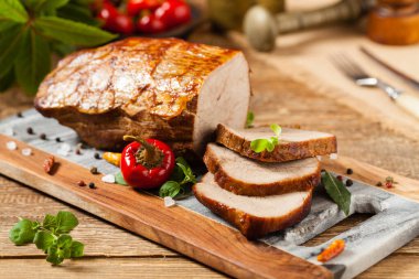 Kavrulmuş sığır filetosu ve boşluklar. Ön görünüm.