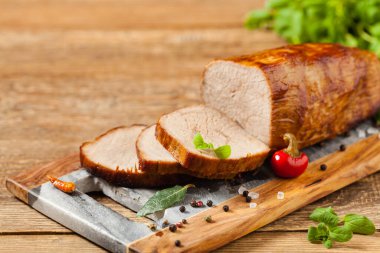 Kavrulmuş sığır filetosu ve boşluklar. Ön görünüm.