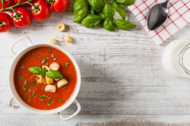 Geleneksel domates çorbası, kızarmış ekmekle servis edilir. Üst görünüm.