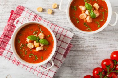 Geleneksel domates çorbası, kızarmış ekmekle servis edilir. Üst görünüm.