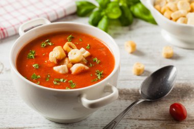 Geleneksel domates çorbası, kızarmış ekmekle servis edilir. Ön görünüm.