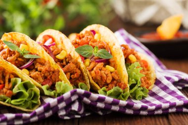 Tahtada et ve sebzeli çok az tako var.