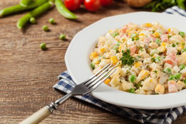 Mayonezli sebzeli geleneksel salata. Ahşap arka plan. Ön görünüm.