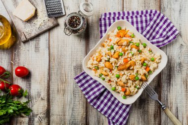 Tavuklu ve bezelyeli risotto. Üst görünüm.