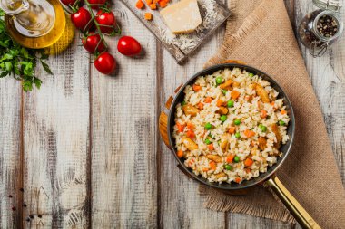 Tavuklu ve bezelyeli risotto. Üst görünüm.