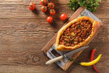 Et ve peynirli Türk pide pizzası, ev yapımı. Üst görünüm.