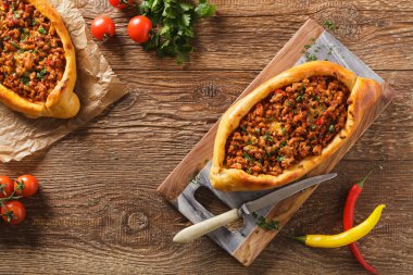 Et ve peynirli Türk pide pizzası, ev yapımı. Üst görünüm.