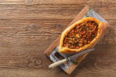 Et ve peynirli Türk pide pizzası, ev yapımı. Üst görünüm.