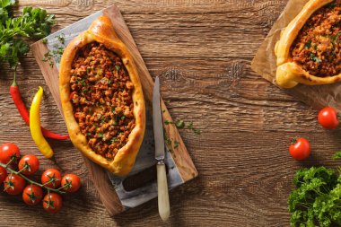 Et ve peynirli Türk pide pizzası, ev yapımı. Üst görünüm.