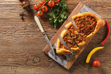 Et ve peynirli Türk pide pizzası, ev yapımı. Üst görünüm.