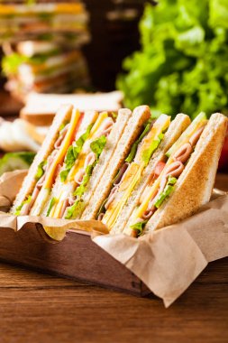 Jambonlu, peynirli, yumurtalı ve sebzeli tost sandviçi. Ön görünüm.