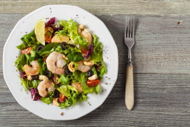 Domates, zeytin ve fındıklı karides salatası. Üst görünüm