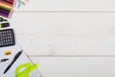 Okul malzemeleri. Reklam grafikleri için arka plan. Üst görünüm.