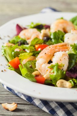 Domates, zeytin ve fındıklı karides salatası. Ön manzara. Yakın plan..