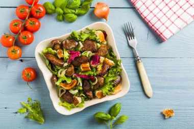 Kızarmış tavuk ciğeri ve tost ile sıcak salata. Üst görünüm.