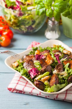 Kızarmış tavuk ciğeri ve tost ile sıcak salata. Ön görünüm.