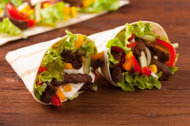 Sığır etli tortilla. Ön manzara. Ahşap arkaplan.