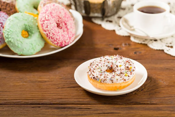 Bunte Donuts Auf Einem Hölzernen Hintergrund Frontansicht — Stockfoto