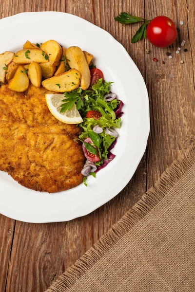 Chicken Schnitzel Served Roasted Potatoes Salad Top View Natural Wooden — Stock Photo, Image