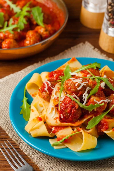 Italiensk Pasta Pappardelle Med Köttbullar Tomatsås Beströdd Med Ost Och — Stockfoto