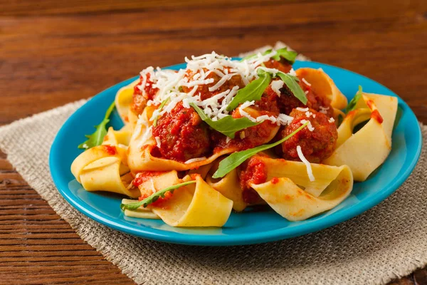 Italiensk Pasta Pappardelle Med Köttbullar Tomatsås Beströdd Med Ost Och — Stockfoto