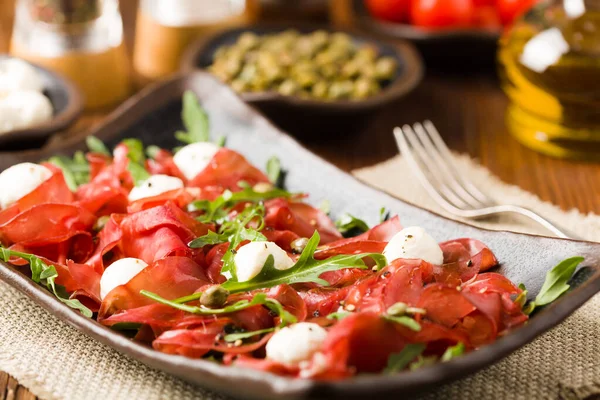 Nötkött Carpaccio Serveras Med Bollar Mozzarella Ost Ruccola Och Kapris — Stockfoto