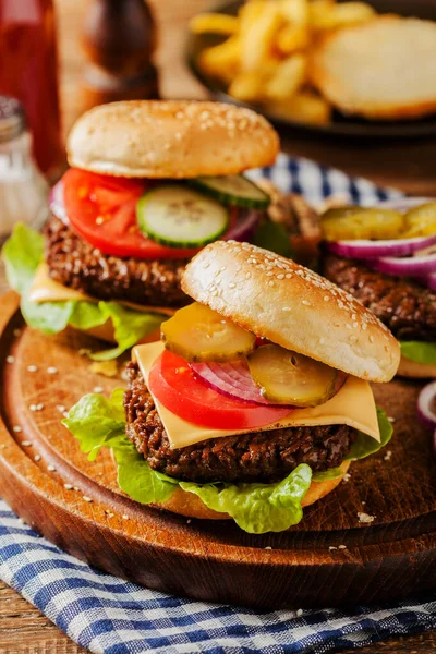 Caseiro Hambúrguer Carne Com Queijo Legumes Servido Com Batatas Fritas — Fotografia de Stock