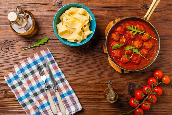 Italské Těstoviny Pappardelle Masovými Kuličkami Rajčatové Omáčce Sypané Sýrem Rukolou — Stock fotografie