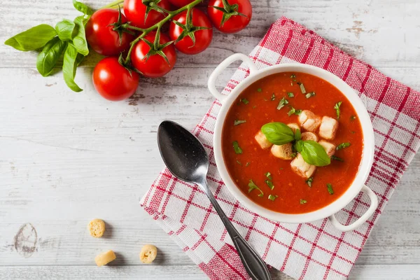 Geleneksel domates çorbası, kızarmış ekmekle servis edilir. Üst görünüm.
