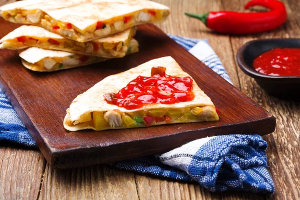 Tavuk ile Quesadilla, guacamole veya salsa sosuyla servis edilir..
