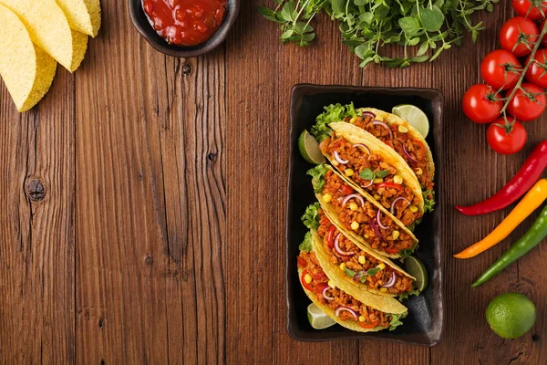 Weinig Taco Met Vlees Groenten Houten Plank — Stockfoto