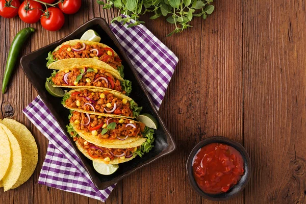 Weinig Taco Met Vlees Groenten Houten Plank — Stockfoto