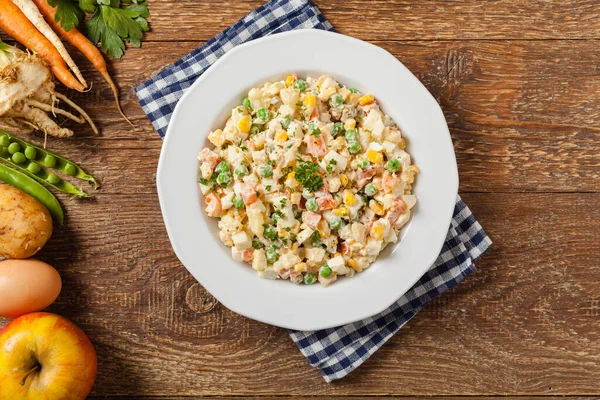 Insalata Tradizionale Con Verdure Cotte Con Maionese Sfondo Legno Vista — Foto Stock