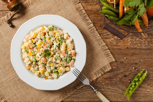Traditioneller Salat Mit Gekochtem Gemüse Und Mayonnaise Holzuntergrund Ansicht Von — Stockfoto
