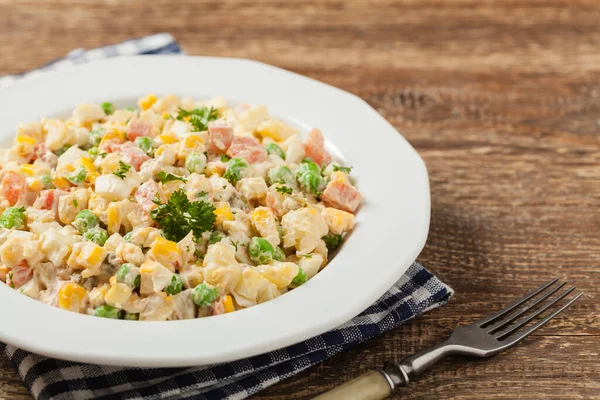 Traditioneller Salat Mit Gekochtem Gemüse Und Mayonnaise Holzuntergrund Frontansicht — Stockfoto