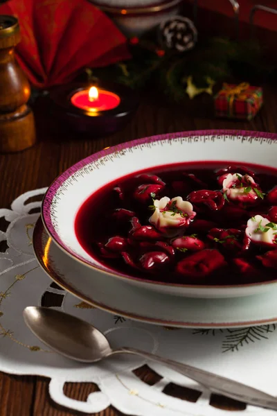 Tradisional Polandia Natal Borsch Merah Dengan Pangsit Tampilan Depan — Stok Foto