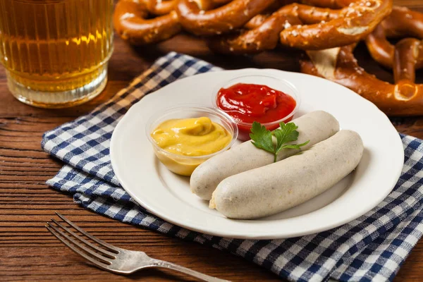 Boiled White Sausages Served Beer Pretzels Perfect Octoberfest Natural Wooden — Stock Photo, Image