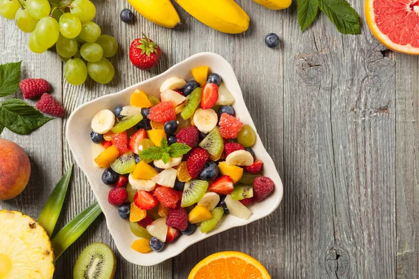 Deliciosa Salada Frutas Com Frutas Frescas Madeira Mesa Cinza Fundo — Fotografia de Stock