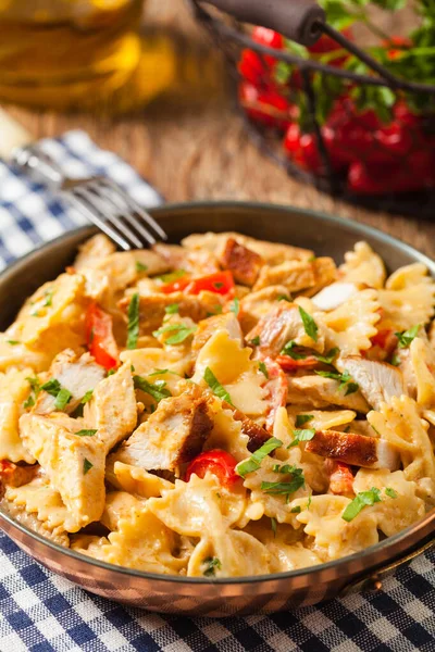 Pasta Farfalle Med Kyckling Och Paprika Karbonarasås Serveras Gammal Kopparpanna — Stockfoto