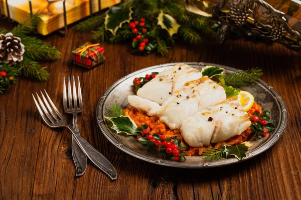 Pescado Navidad Trozos Bacalao Tostados Servidos Salsa Vegetal Estilo Navideño — Foto de Stock