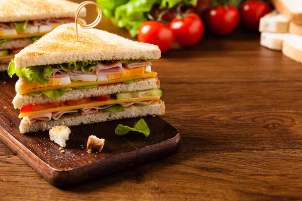 Delizioso Panino Tostato Con Prosciutto Formaggio Uova Verdure Vista Frontale — Foto Stock